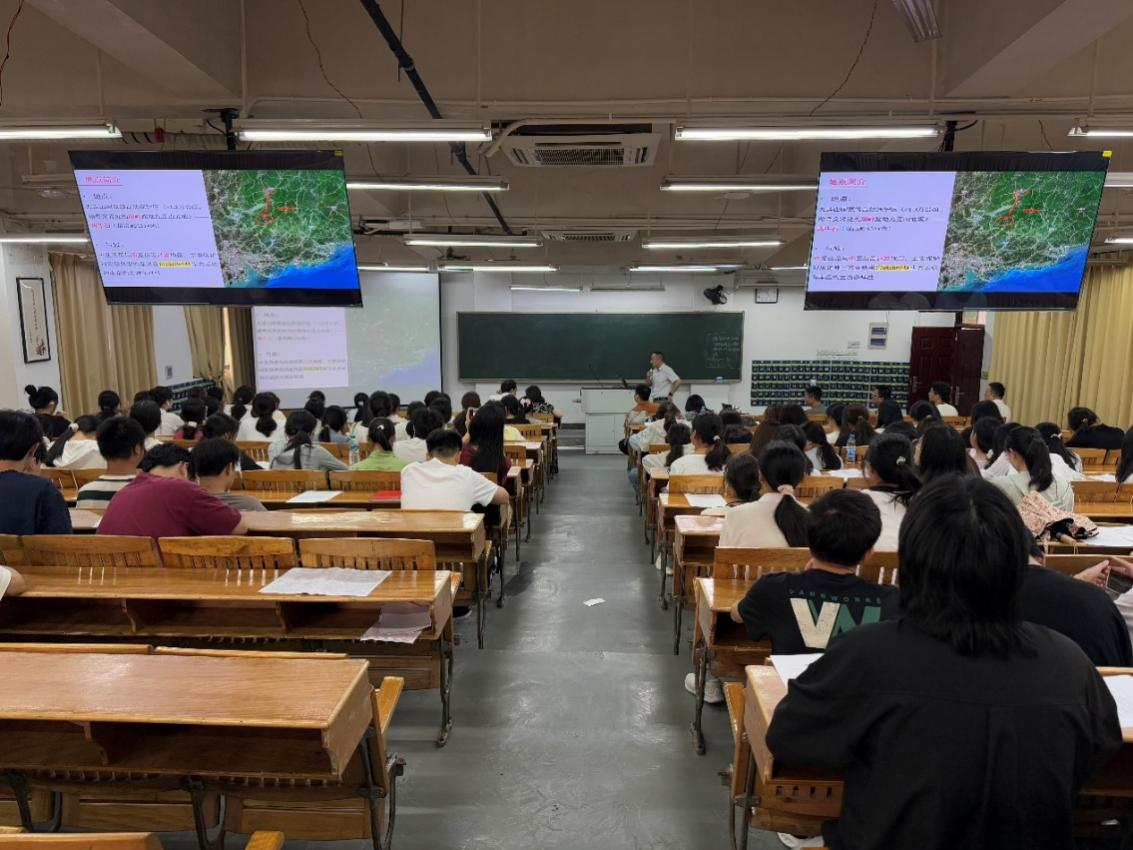 药学院举行2025年《药用植物学...